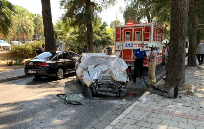 İzmir'de ağaca çarpan otomobilin sürücüsü öldü