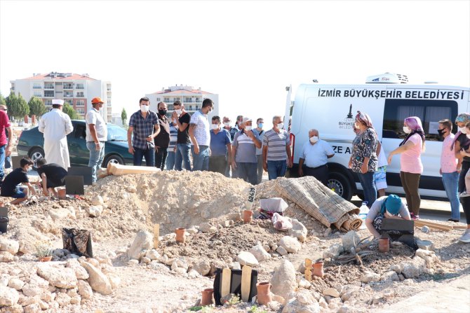 İzmir'de teknenin batması sonucu hayatını kaybeden çocuğun cenazesi toprağa verildi