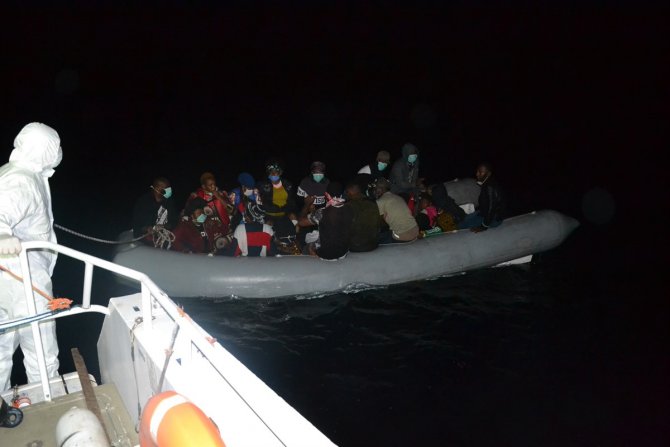 İzmir'de Türk karasularına geri itilen 28 sığınmacı kurtarıldı