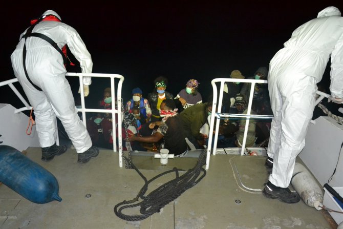 İzmir'de Türk karasularına geri itilen 28 sığınmacı kurtarıldı