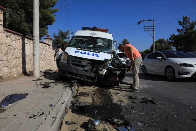İzmir'deki trafik kazasında 2'si polis 3 kişi yaralandı