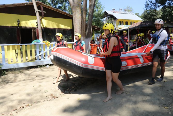 Milli tekvandocular Düzce'de rafting yaparak stres attı