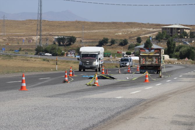 Ağrı'da kamyonun çarptığı işçi hayatını kaybetti