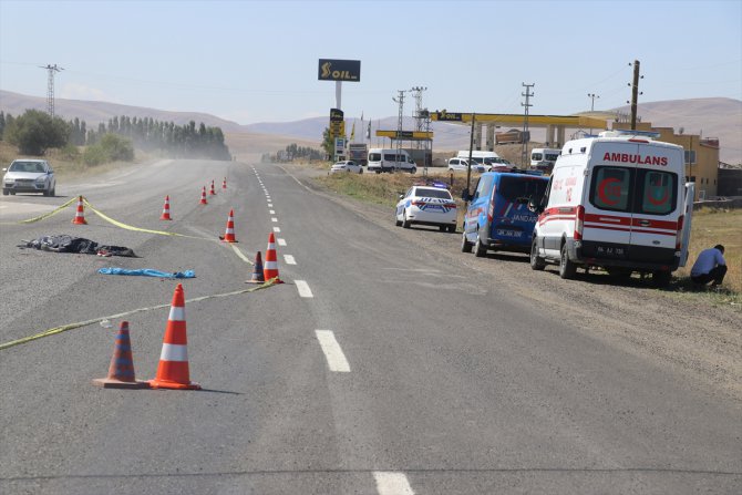 Ağrı'da kamyonun çarptığı işçi hayatını kaybetti