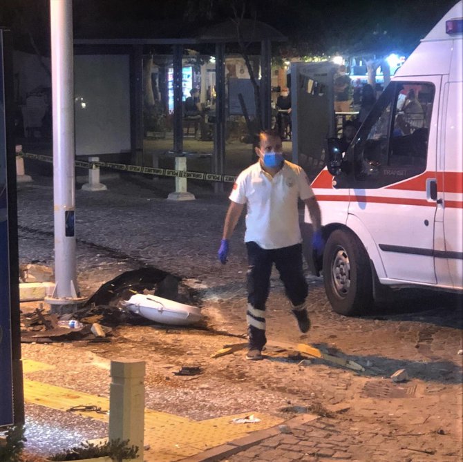 Datça'da kafe önündeki masada oturanlara otomobil çarptı: 5 yaralı