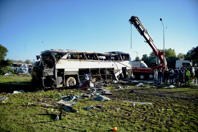 Eskişehir'de devrilen servis otobüsündeki 2 işçi öldü