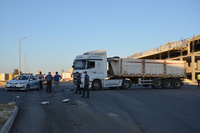 Karaman'da çekici ile servis otobüsü çarpıştı: 11 yaralı