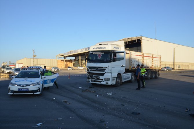 Karaman'da çekici ile servis otobüsü çarpıştı: 11 yaralı