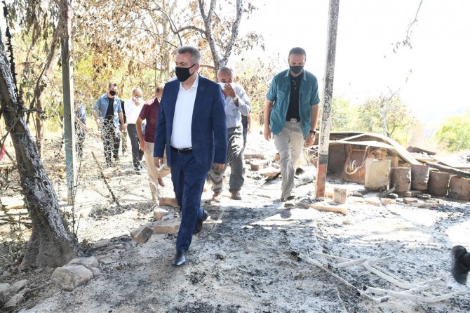 Adana Valisi Elban, Kozan'da orman yangınından etkilenen mahalleyi ziyaret etti