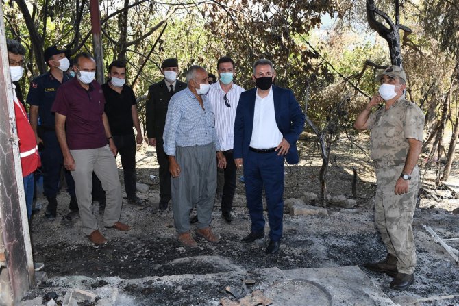 Adana Valisi Elban, Kozan'da orman yangınından etkilenen mahalleyi ziyaret etti