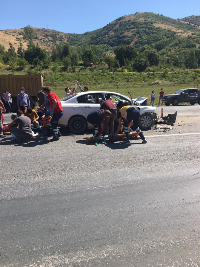Bitlis'te otomobil kamyona çarptı: 6'sı çocuk 11 yaralı