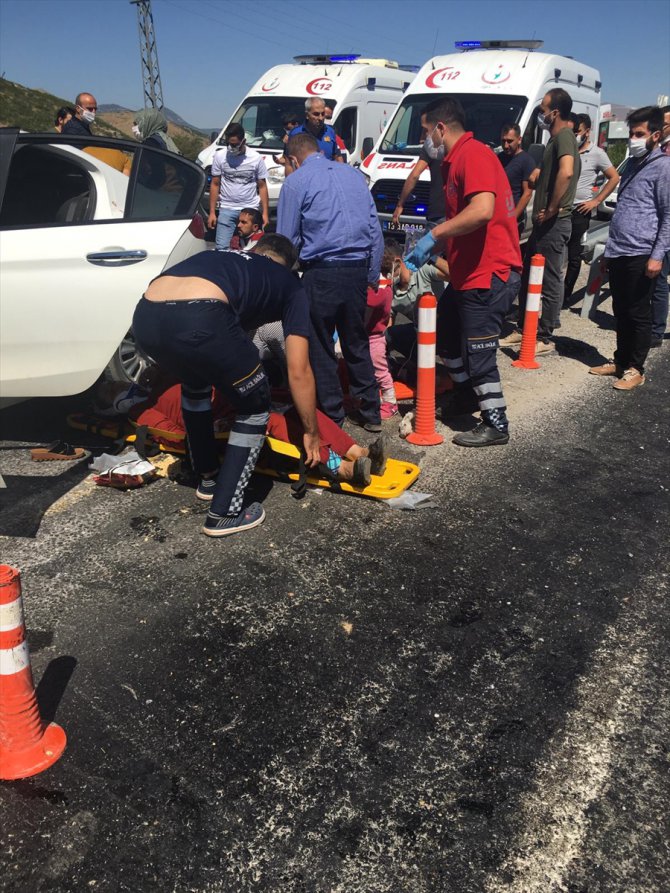 Bitlis'te otomobil kamyona çarptı: 6'sı çocuk 11 yaralı