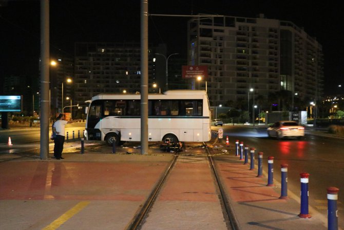 İzmir'de minibüse çarpan motosikletin sürücüsü öldü