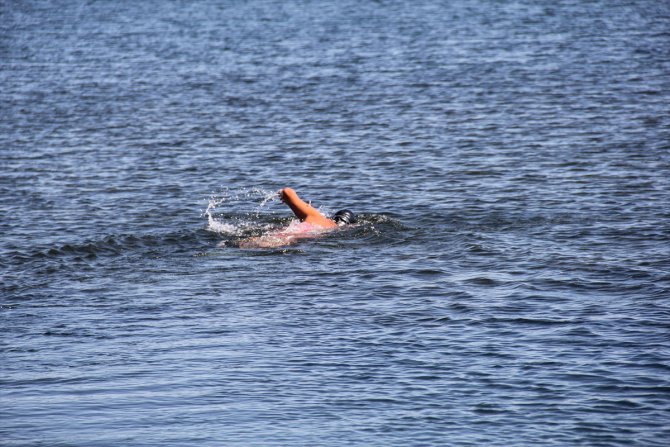Maraton yüzücüsü Deliveli, kuruyan göllere dikkati çekmek için Aygır Gölü'nü yüzerek geçti