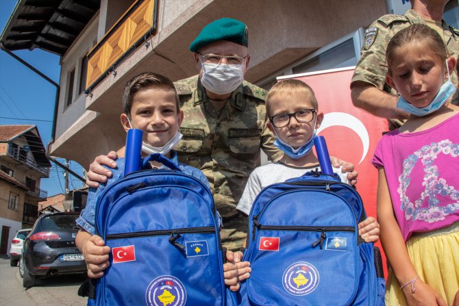 Türk askerinden Kosovalı çocuklara kırtasiye yardımı