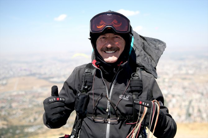 Yamaç paraşütünün 69 yaşındaki "ihtiyar delikanlısı" gökyüzünde sınır tanımıyor