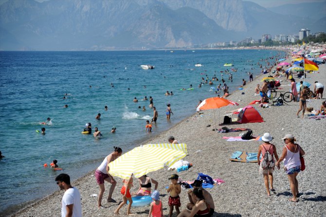 Antalya sahillerinde sıcak hava yoğunluğu