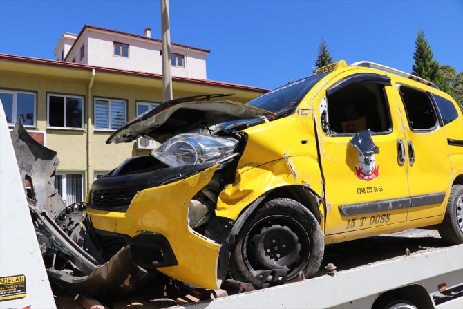 Burdur'da otomobil ile taksi çarpıştı: 8 yaralı