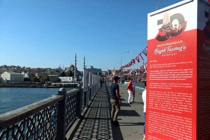 Galata Köprüsü'nde "Başkumandan Büyük Taarruzu Anlatıyor" sergisi açıldı