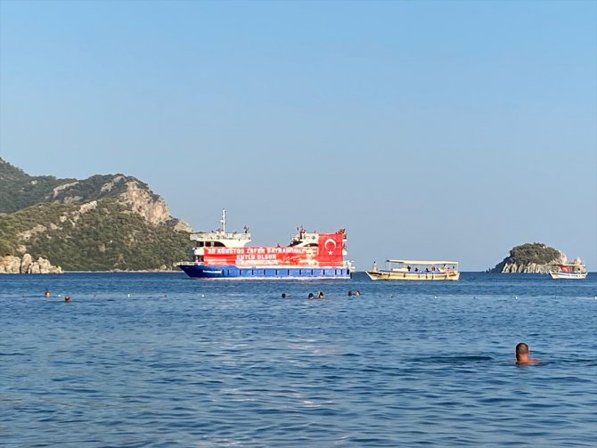 Marmaris'te Zafer Bayramı Türk bayraklarıyla süslenen teknelerle kutlandı