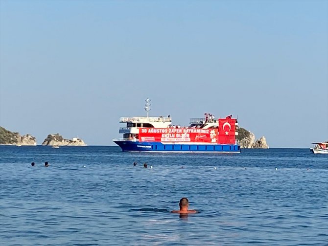 Marmaris'te Zafer Bayramı Türk bayraklarıyla süslenen teknelerle kutlandı