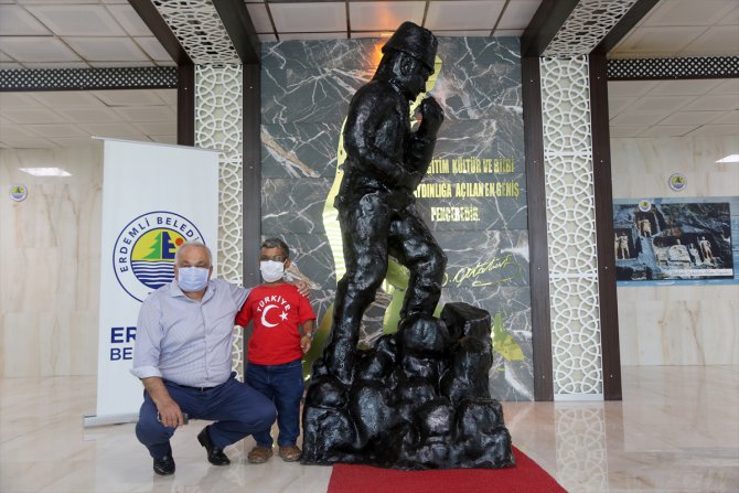 Mersin'de 1 metre 15 santimetrelik heykeltıraştan 2 metre 82 santimetrelik Atatürk heykeli
