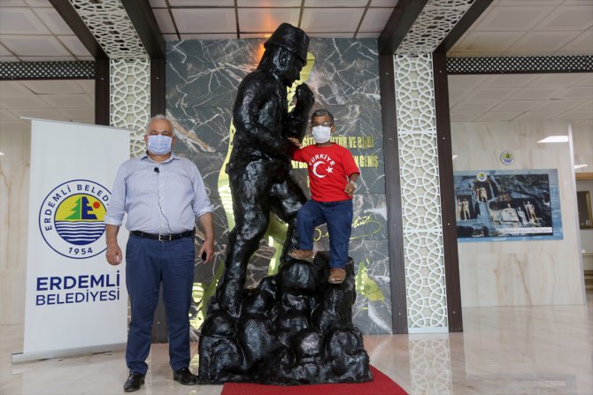 Mersin'de 1 metre 15 santimetrelik heykeltıraştan 2 metre 82 santimetrelik Atatürk heykeli