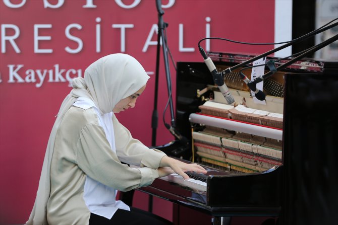 Piyanist Büşra Kayıkçı, 30 Ağustos Zafer Resitali'nde sahne aldı