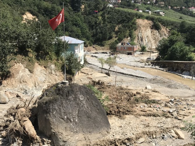 Türk bayrağı dikili kaya, Giresun'daki selde yerinden oynamadı