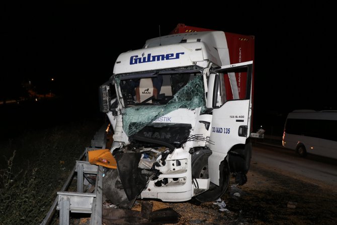 Adana'da önündeki tıra çarpan tırın şoförü öldü