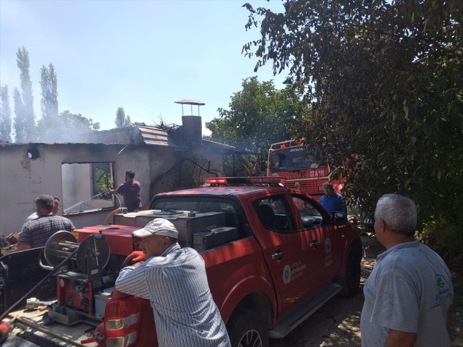 Antalya'da çıkan yangında bir ev kullanılamaz hale geldi