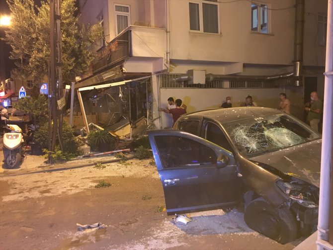 Ataşehir'de çöp konteynerine, iş yeri tentesine ve duvara çarpan otomobil hasar gördütrafik kazası
