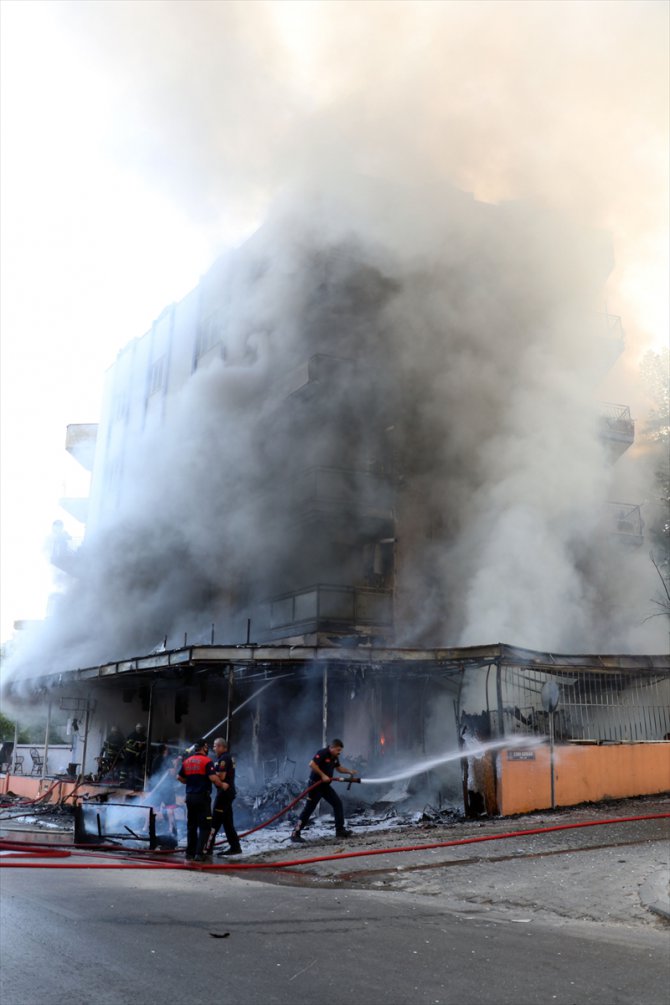 Aydın'da döşeme dükkanında çıkan yangın, üst kattaki dairelere sıçradı