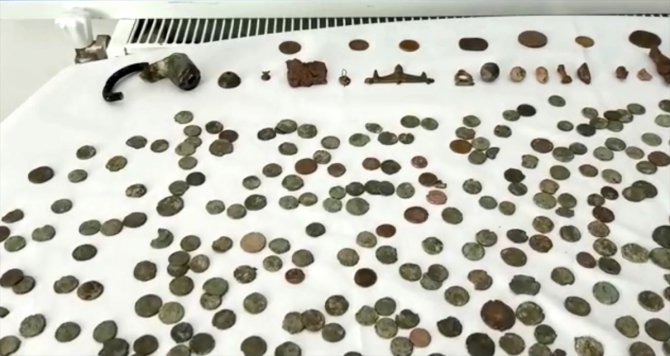 Elazığ'da 1188 sikke ve bronz objeyi satmak isteyen iki kişi yakalandı