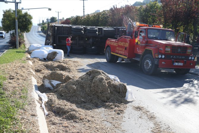 Sakarya'da kamyon ile hafif ticari araç çarpıştı: 4 yaralı