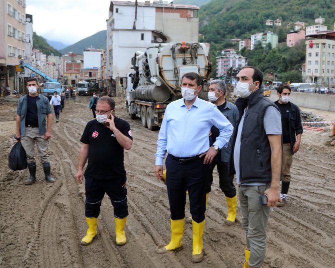 Sivas İl Özel İdare ekipleri Giresun'un Dereli ilçesinde çalışmalarını sürdürüyor