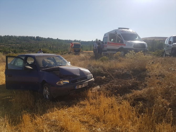 Sivas'ta hafif ticari araç ile otomobil çarpıştı: 5 yaralı