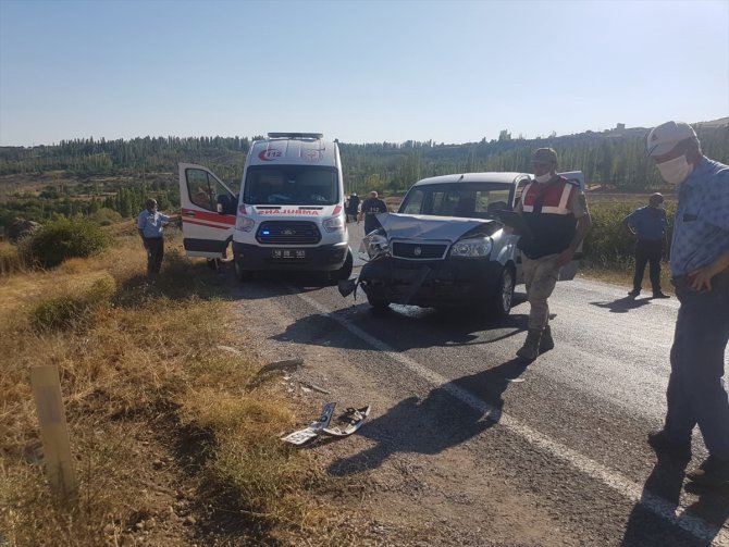 Sivas'ta hafif ticari araç ile otomobil çarpıştı: 5 yaralı