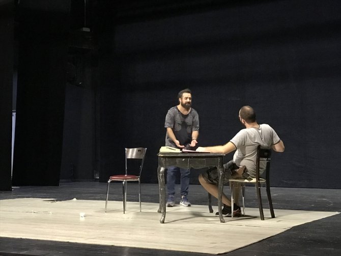 Antalya Devlet Tiyatrosu "Yastık Adam" oyunuyla perdelerini açıyor