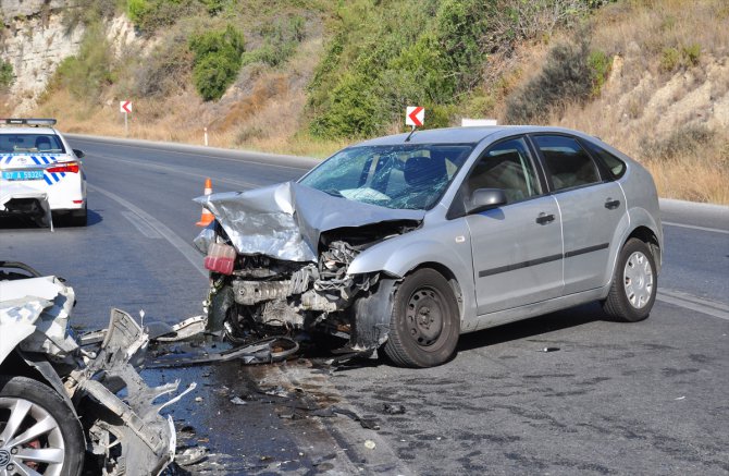 Antalya'da otomobiller çarpıştı 4 kişi yaralandı