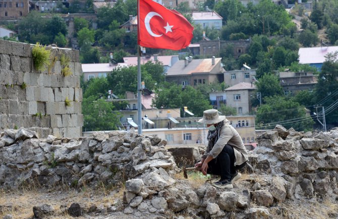 Bitlis Kalesi'ndeki kazılarda Bizans ve Osmanlı dönemlerine ait sikkeler bulundu