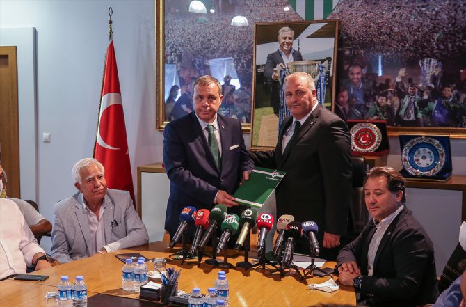 Bursaspor'un yeni başkanı Erkan Kamat mazbatasını aldı