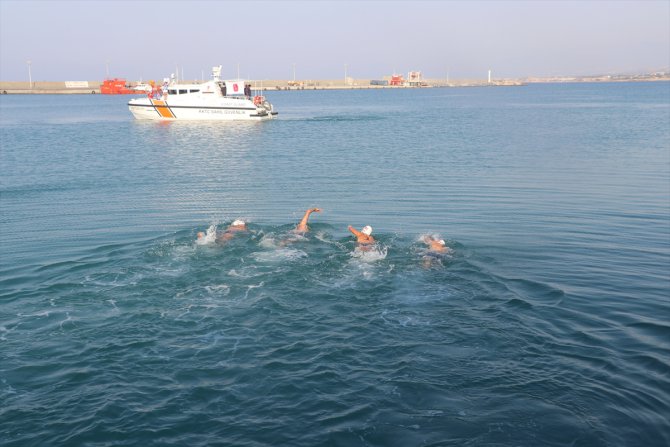 Hacettepeli yüzücüler KKTC'den Türkiye'ye barış için kulaç atıyor