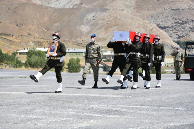 Hakkari'de meydana gelen araç kazasında şehit olan asker için tören düzenlendi