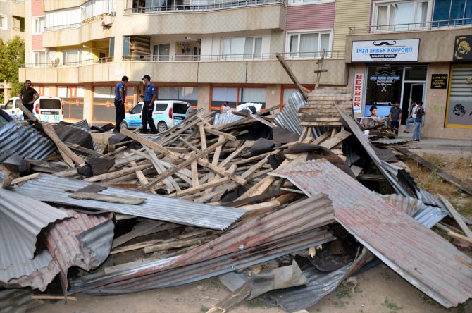 Muş'ta şiddetli rüzgar nedeniyle uçan çatı, 4 araçta hasara neden oldu