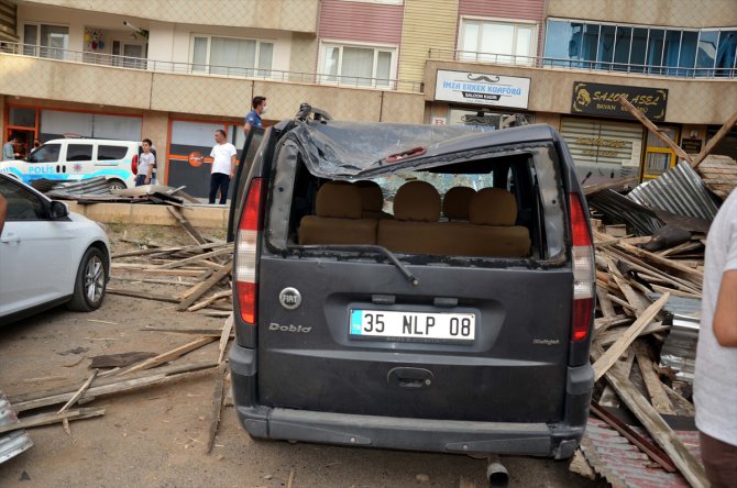Muş'ta şiddetli rüzgar nedeniyle uçan çatı, 4 araçta hasara neden oldu