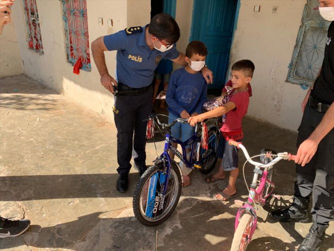 Şanlıurfa'da bisikleti bozulan Suriyeli çocuğa polislerden sürpriz