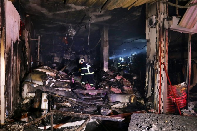 Tekstil ürünleri satan iş yerinde çıkan yangın hasara yol açtı
