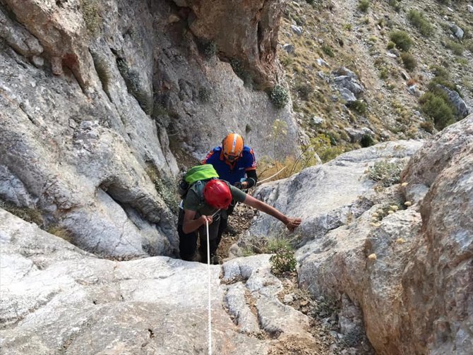 Aladağlar'da mahsur kalan dağcıyı AFAD ekipleri kurtardı