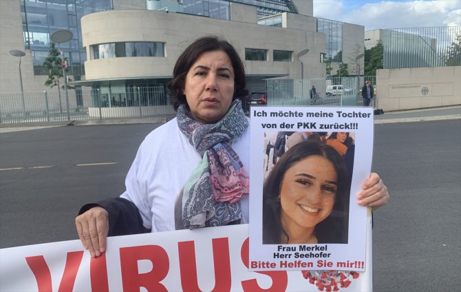 Almanya'da, terör örgütü PKK tarafından kızı kaçırılan anne Başbakanlığın önünde eylem yaptı